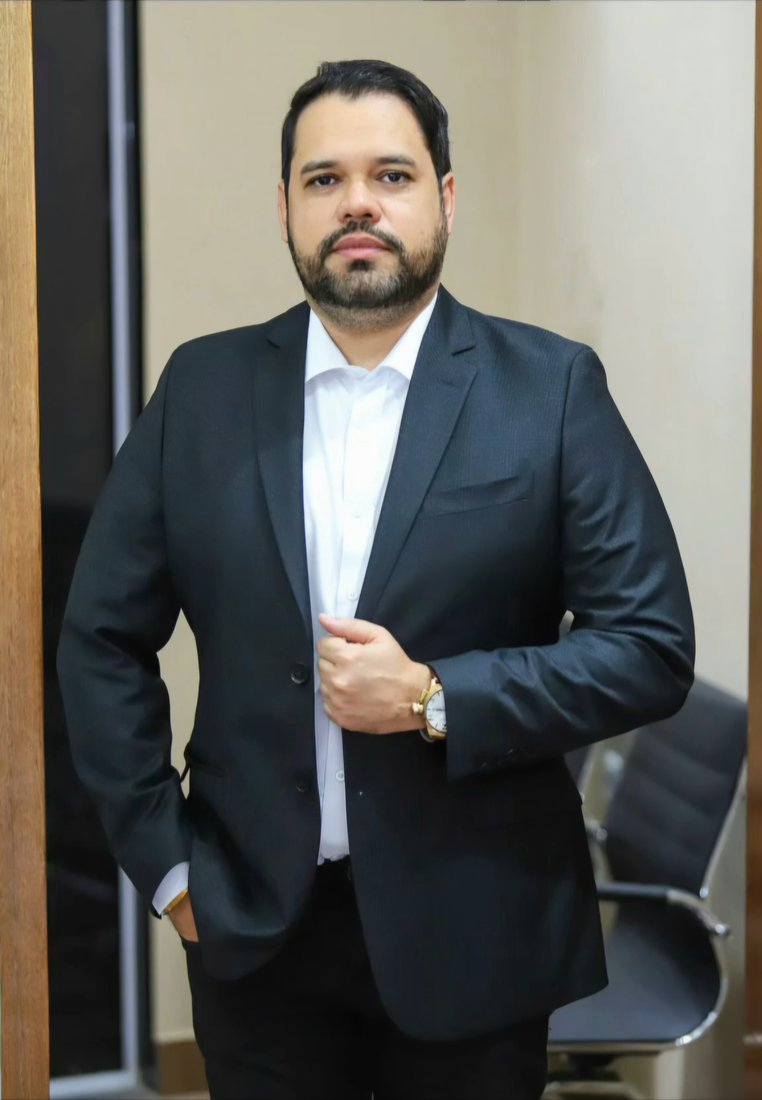 Dr. Davis Guimarães, advogado